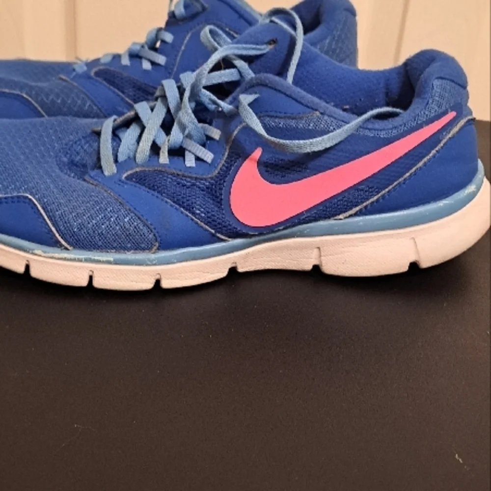 Nike Women's Blue Running Shoes GUC. See pics for flaws. Plenty of wear left. - Picture 4 of 11